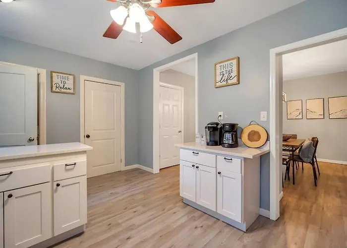 Pet friendly New Cheerful Renovated Home - 5 Min To Downtown! Savannah