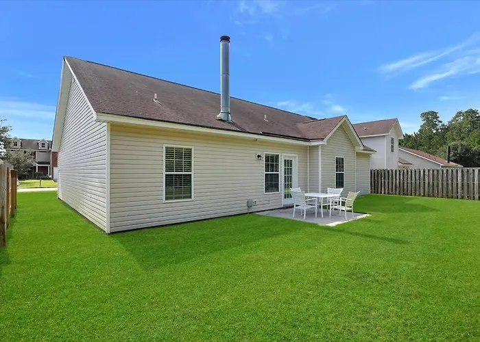 Modern And Comfortable Home For Your Next Stay!