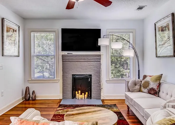 Pet friendly Modern Luxury Apartment 1 Mile From Forsyth Park Savannah