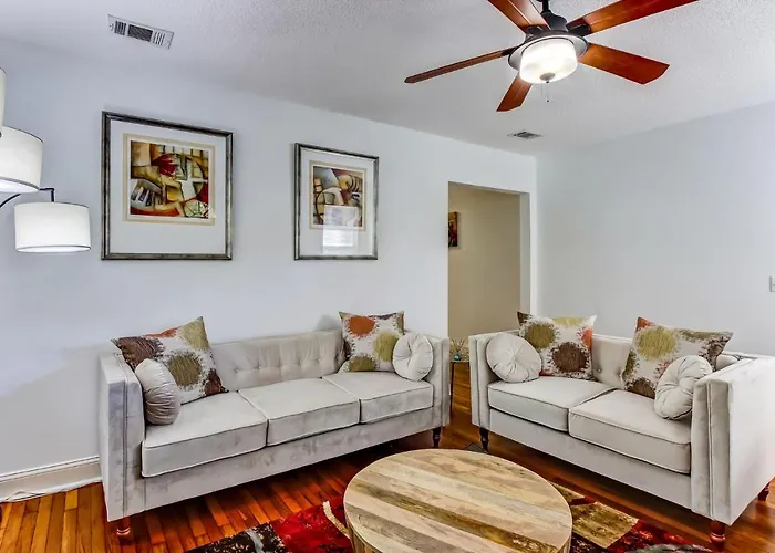 Pet friendly Modern Luxury Apartment 1 Mile From Forsyth Park Savannah