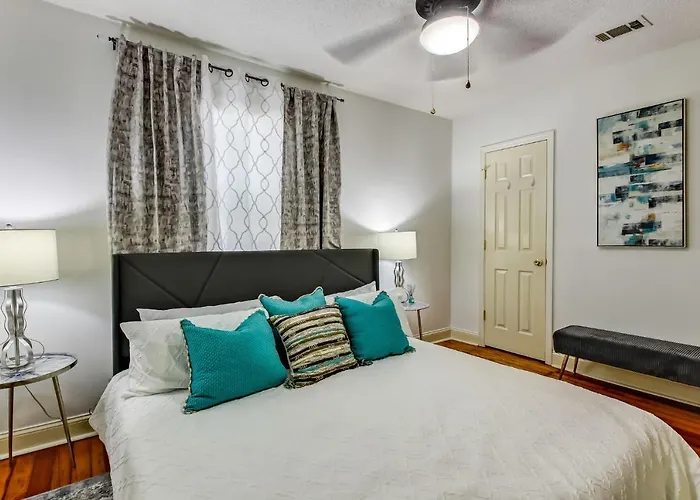 Pet friendly Modern Luxury Apartment 1 Mile From Forsyth Park Savannah