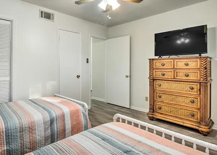 Savannah Townhome With Deck - 15 Mi To Beach!