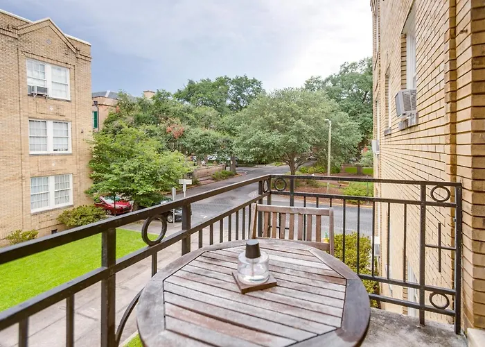 Walkable Savannah Escape In Historic District!
