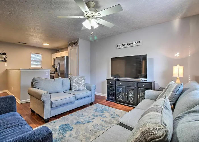Savannah Getaway With Spacious Yard And Fire Pit!