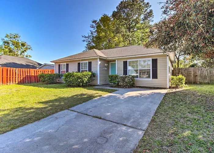 Savannah Getaway With Spacious Yard And Fire Pit!
