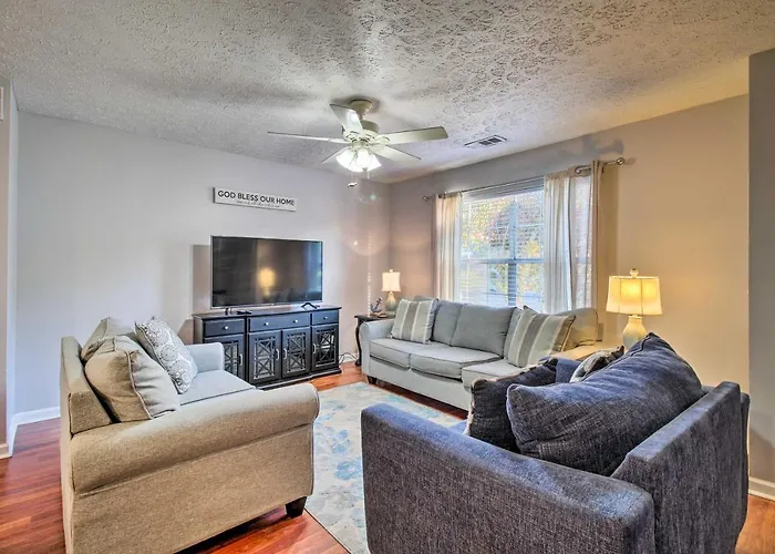 Savannah Getaway With Spacious Yard And Fire Pit!