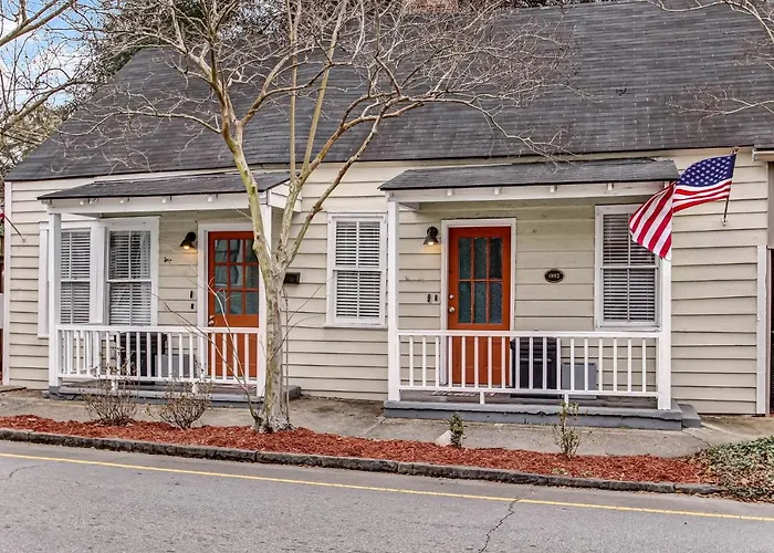 Historic 1892 Savannah Cottage Near Forsyth Park