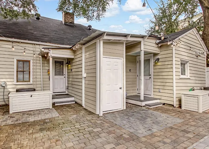 Historic 1892 Savannah Cottage Near Forsyth Park