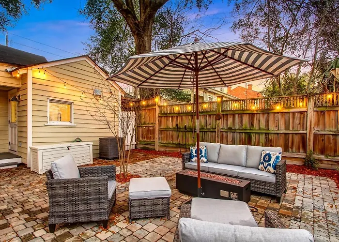 Historic 1892 Savannah Cottage Near Forsyth Park