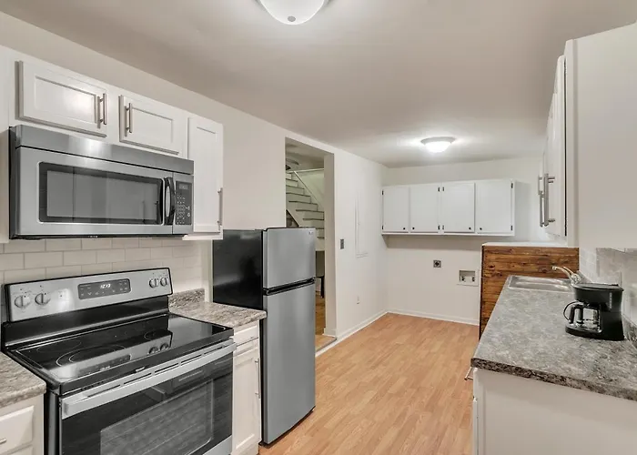 Cozy Charming Two-Story Home Great For Long Stays Home Savannah