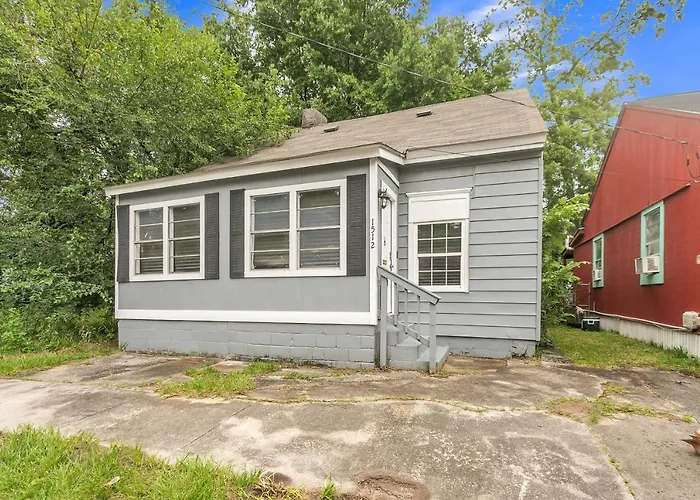 Cozy Charming Two-Story Home Great For Long Stays Home Savannah