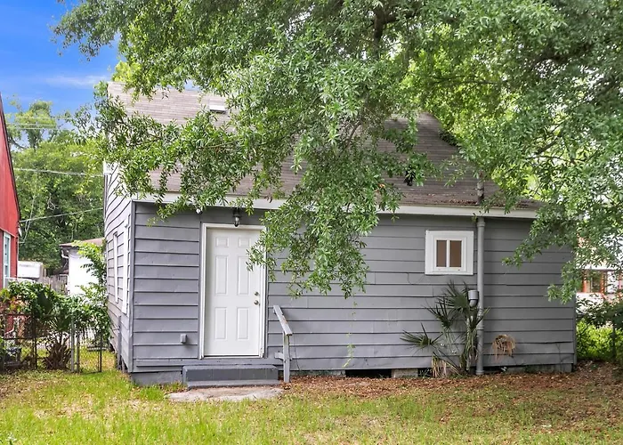 Cozy Charming Two-Story Home Great For Long Stays Home Savannah