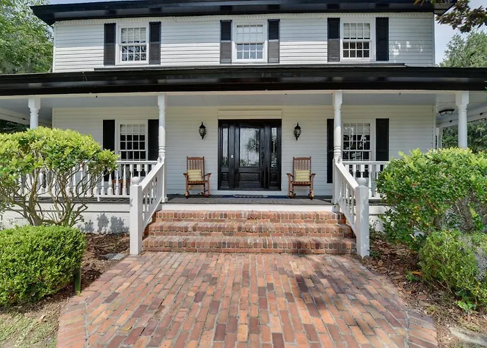 Chic Georgia Getaway With Pool And Deck, Near Beaches! Savannah