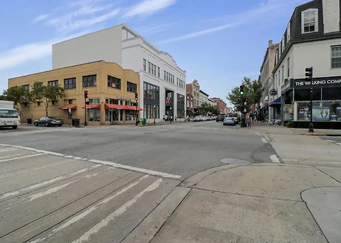 Pet friendly Broughton Street Bungalow - Steps To Everything Savannah