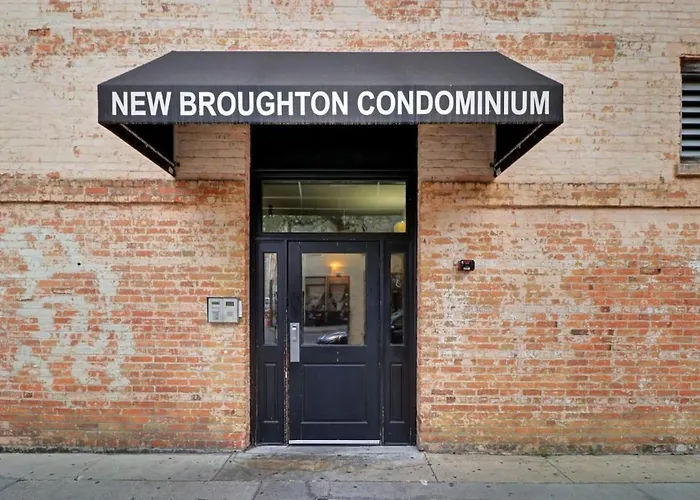 Pet friendly Broughton Street Bungalow - Steps To Everything Savannah