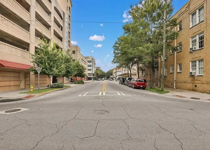 Southern Belle On Oglethorpe Square