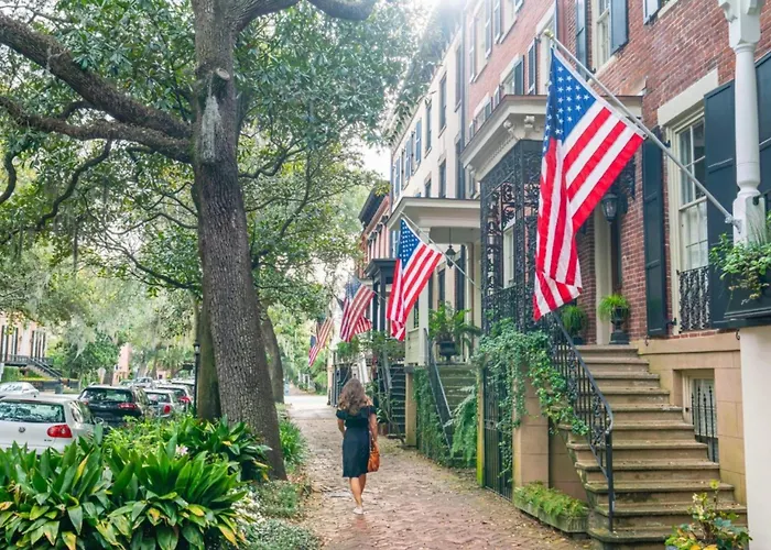 Pet friendly ☆Historic Living•2 Separate Spaces•Downtown•Walk To Forsyth Park•Private Patio/Porch☆ Savannah