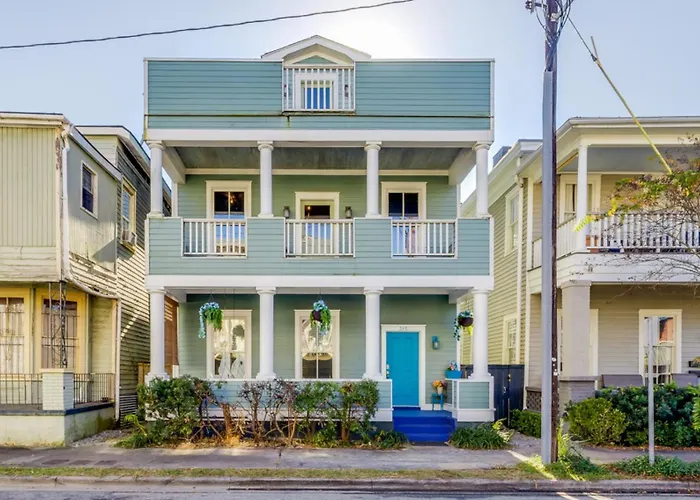 Pet friendly ☆Historic Living•2 Separate Spaces•Downtown•Walk To Forsyth Park•Private Patio/Porch☆ Savannah