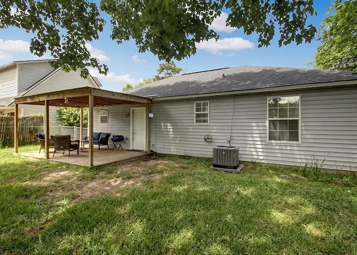 Covered Patio & Fenced Yard Lovely In Laurelwood
