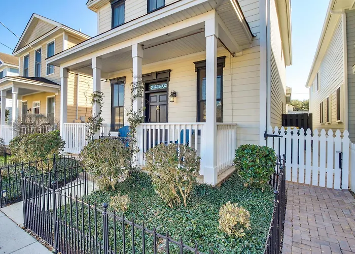 Chic Thomas Square Home In Walkable Location!