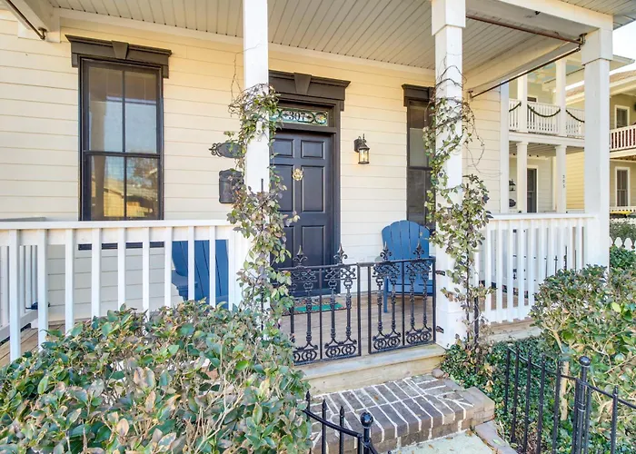 Chic Thomas Square Home In Walkable Location!