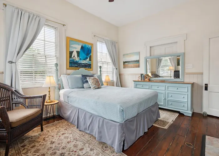 Charming Savannah Duplex Courtyard Parking