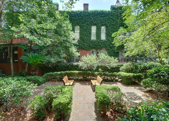 Pet friendly Liberty Street Retreat Villa Savannah