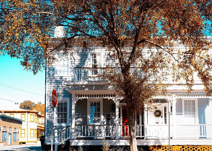 Private Hot Tub Historic Savannah Home