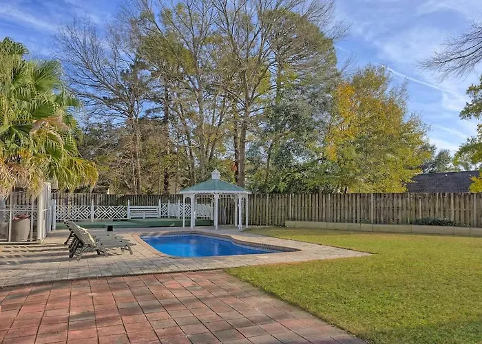 Family & Dog-Friendly House W Pool & Entertainment Galore! Halfway To Downtown Savannah And Tybee Beach