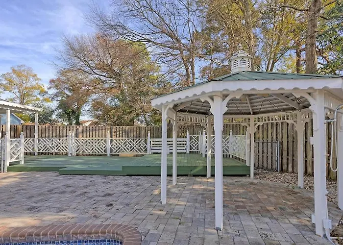 Family & Dog-Friendly House W Pool & Entertainment Galore! Halfway To Downtown Savannah And Tybee Beach