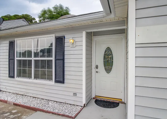 Pet friendly Savannah Vacation Rental ~ 8 Mi To River Street!