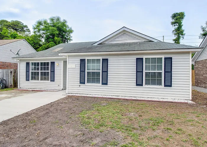 Pet friendly Savannah Vacation Rental ~ 8 Mi To River Street!