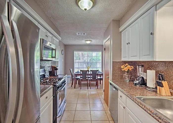 Updated Savannah Home With Yard - Near River Street!