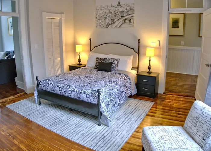 2 Bedroom Newly Renovated Townhome In Historic Savannah