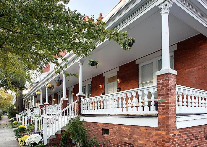 2 Bedroom Newly Renovated Townhome In Historic Savannah
