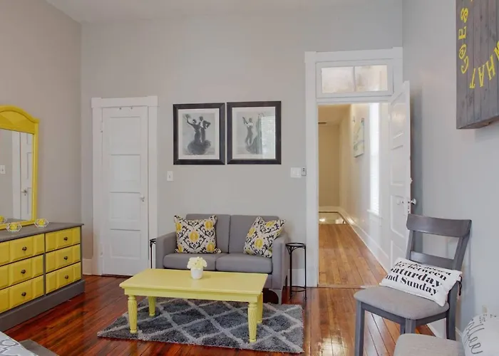 4 Bedroom Large Renovated Townhouse