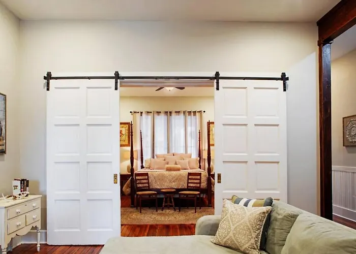 4 Bedroom Large Renovated Townhouse