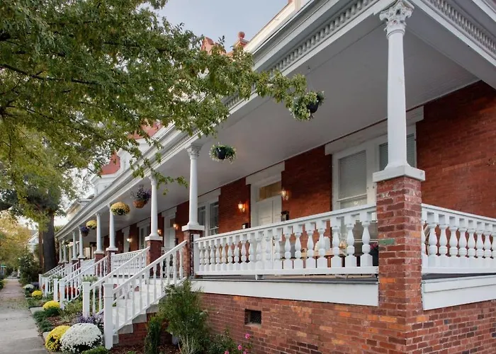 4 Bedroom Large Renovated Townhouse