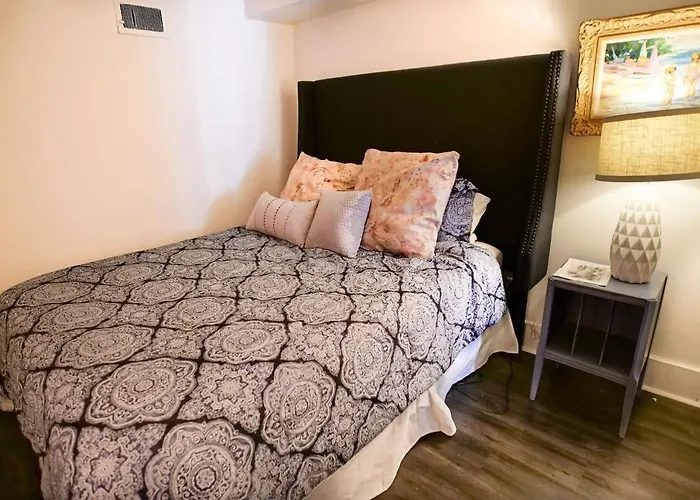 Apartment A - Beautiful, Garden Apt In Historic Savannah Apt A